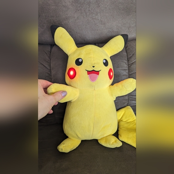 Pokemon Other - WCT - Wicked Cool Toys - PIKACHU - Light & Sound Plush - Talking POKEMON